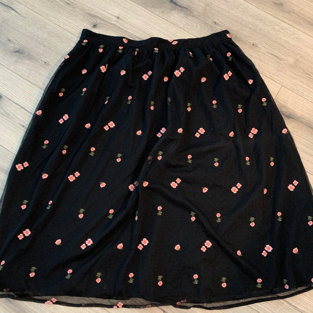 NEVER WORN Loft Black Tulle Skirt with Pink Flowers